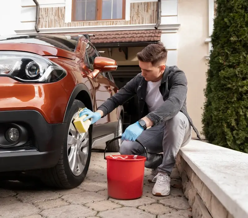 Lavage auto à domicile Chaudeney-sur-Moselle : professionnel intervenant sur un véhicule